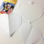 Aus Papier ausgeschnittene Herzen