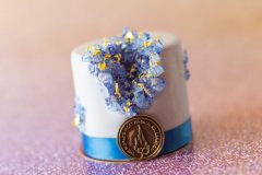 Kuchen mit Blüten und 50. Geburtstagsemblem Kuchen mit Blüten und 50. Geburtstagsemblem