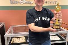 Walts Oscar aus dem Jahr 1955 wird in den Walt Disney Archives vorgehalten