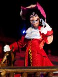 Captain Hook grüßt mit seinem Haken Captain Hook grüßt mit seinem Haken