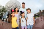 Eine Familie vor dem Spaceship Earth Eine Familie vor dem Spaceship Earth