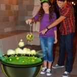 Magic shot mit einem Topf voll Zaubertrank und vergiftetem Apfel