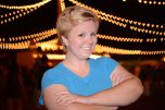 Blonde Frau mit blauem T-Shirt Blonde Frau mit blauem T-Shirt