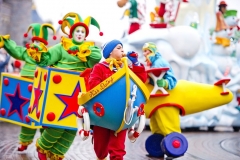 Als Spielzeug verkleidete Darsteller bei der Parade