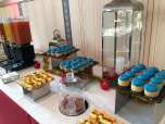 Büffet mit Cup Cakes und Fruchtspießen Büffet mit Cup Cakes und Fruchtspießen