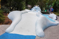 Minigolfbahn mit einem Schneehügel
