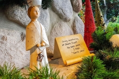 Engelstatue und eine Notiz des Weihnachtsmanns