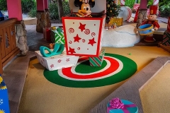 Mickey Mouse schaut aus einer Geschenkbox heraus