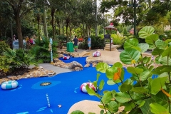 Blick auf die Minigolfbahn im Strandlook