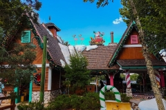 Weihnachtlich dekortiertes Holzhaus