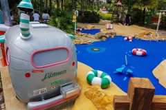 Minigolfbahn ist als Strand gestaltet