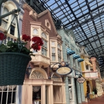 Der World Bazaar erinnert an die Main Street USA und ist auch im viktorianischen Stil gebaut.