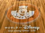 Mickey Mouse Logo auf dem Fußboden des Shops World of Disney Mickey Mouse Logo auf dem Fußboden des Shops World of Disney