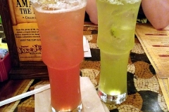Zwei Cocktails in hohen Gläsern