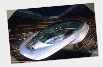 Futuristisches Auto vor Le Visionarium mit Timekeeper und Nine-Eye