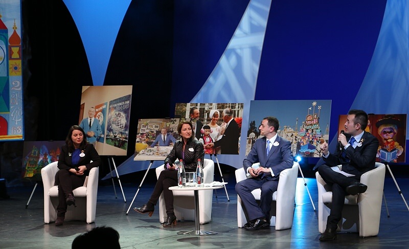 Die Podiumsdiskussion zur Geschichte von Small World mit (von links) Antonella Giallombardo (Ambassadeur Disneyland Paris), Tracy Eck (Art Director Disneyland Paris, Walt Disney Imagineering), Laurent Cayuela (Show Writer, Walt Disney Imagineering) und Jonatahn Rabeute (Ambassadeur Disneyland Paris)