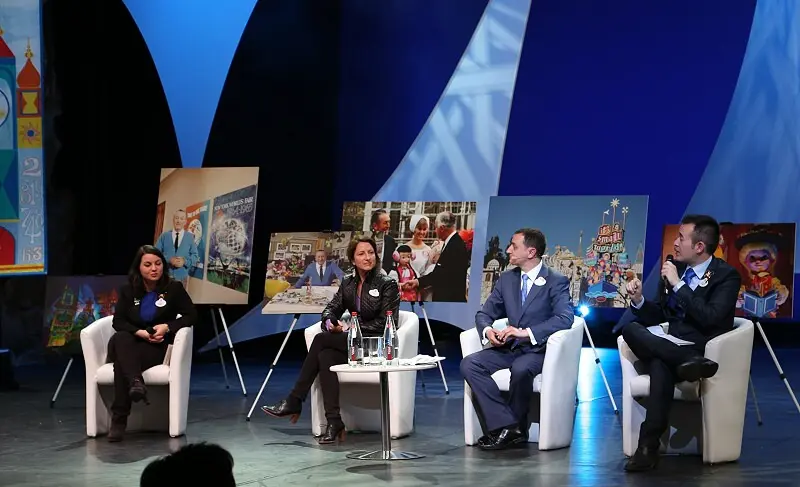 Die Podiumsdiskussion zur Geschichte von Small World mit (von links) Antonella Giallombardo (Ambassadeur Disneyland Paris), Tracy Eck (Art Director Disneyland Paris, Walt Disney Imagineering), Laurent Cayuela (Show Writer, Walt Disney Imagineering) und Jonatahn Rabeute (Ambassadeur Disneyland Paris)