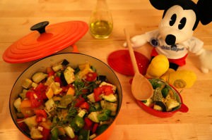 Aber natürlich lässt Mickey es sich nicht nehmen, Euch sein Ratatouille zu präsentieren, bevor es in den Ofen kommt
