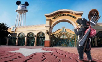 Ratatouille Remy vor den Toren der Walt Disney Studios