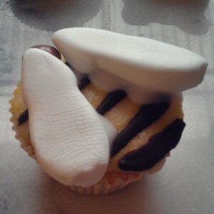 Ein fertiger Cupcake, der wie eine Biene dekoriert ist