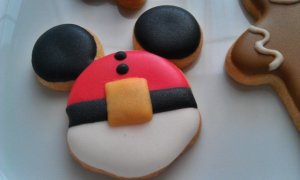 Keks in Mickey-Form und Santa-Look