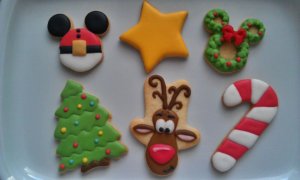 Weihnachtliche Kekse: Mickey als Santa, Weihnachtsbaum & -schmuck, Rentier Rudolph mit roter Nase