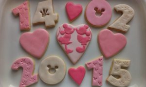 Kekse zum Valentinstag 2015 - Datum als Kekse und Herzen mit Mickey & Minnie, die sich küssen