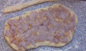 Zimt und Zucker auf dem Teig