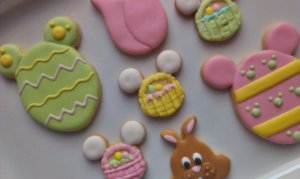 Osterkekse; Ein Hase, Osterkörbchen, Eier mit Mickey-Ohren