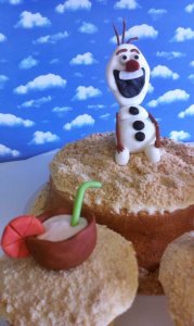 2 Cupcakes, einer mit Olaf als Deko, einer mit einem Drink aus einer Kokosnussschale