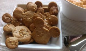 Mickey Knäckebrot auf einem Teller
