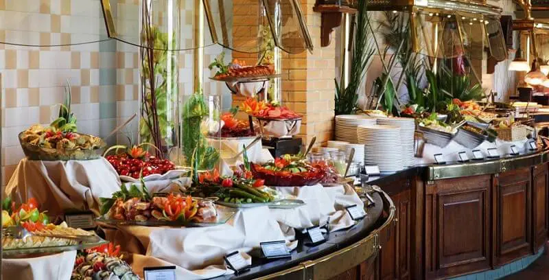 Firsche Speisen im Buffet Resturant Inventions im Disneyland Paris