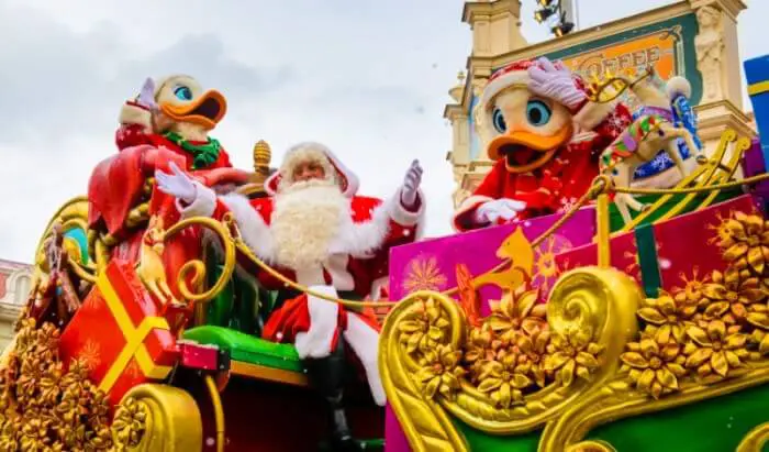 Der Weihnachtsmann auf seinem Schlitten in Begleitung von Daisy und Donald