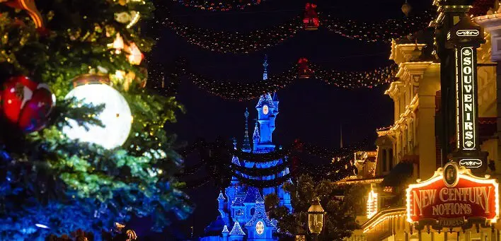 Bild über die festlich geschmückte Main Street zum Schloss