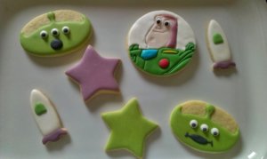 Kekse mit Buzz Lightyear, Aliens, Raketen und Sternen als Motiv