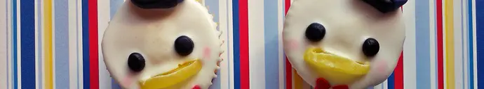 Zwei Cupcakes im Look von Donald Tsum Tsums