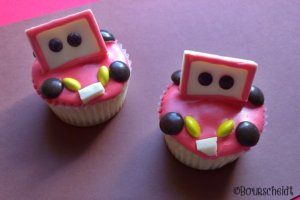 Zwei fertige Lightning McQueen Cupcakes