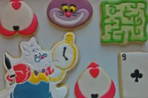 Alice Curious Labyrinth Kekse: Weißes Kaninchen, Herzkönigin, Grunsekatze, Labyrinth, Spielkarte