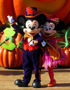 Mickey & Minnie Mouse in Halloween-Kostümen