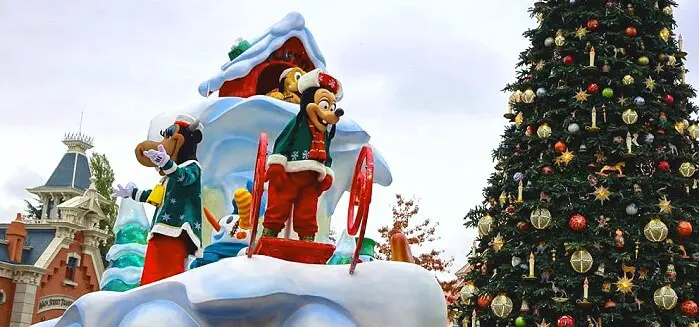 Klarabella, Max & Pluto auf einem Wagen der Weihnachtsparade
