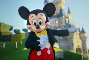 Mickey Mouse im neuen Look vor dem Schloss