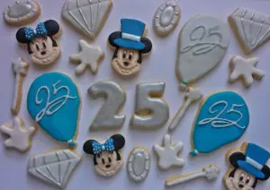 Kekse zum 25: Mickey & Minnie in ihren Kostümen, die Zahl 25, Diamanten