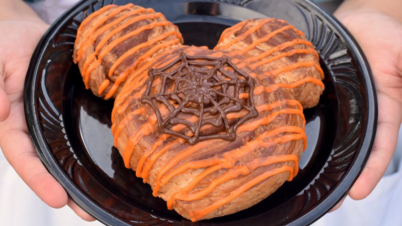 Mickey-Zimtschnecke mit Schoko-Spinnennetz