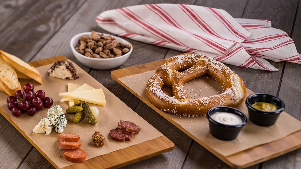 Häppchen Platte mit Käse, Wurst und Breze