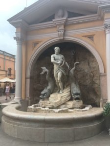 Brunnen im italienischen Pavillon: Götterstatue mit Fischen