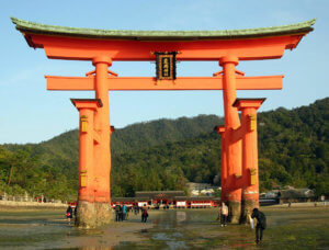 Torii Tor im Itsukushima Schrein bei Ebbe