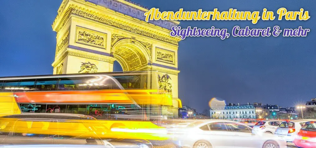 Nächtlicher Arc de Triomphe in Paris mit Sightseeing Bus im Vordergrund
