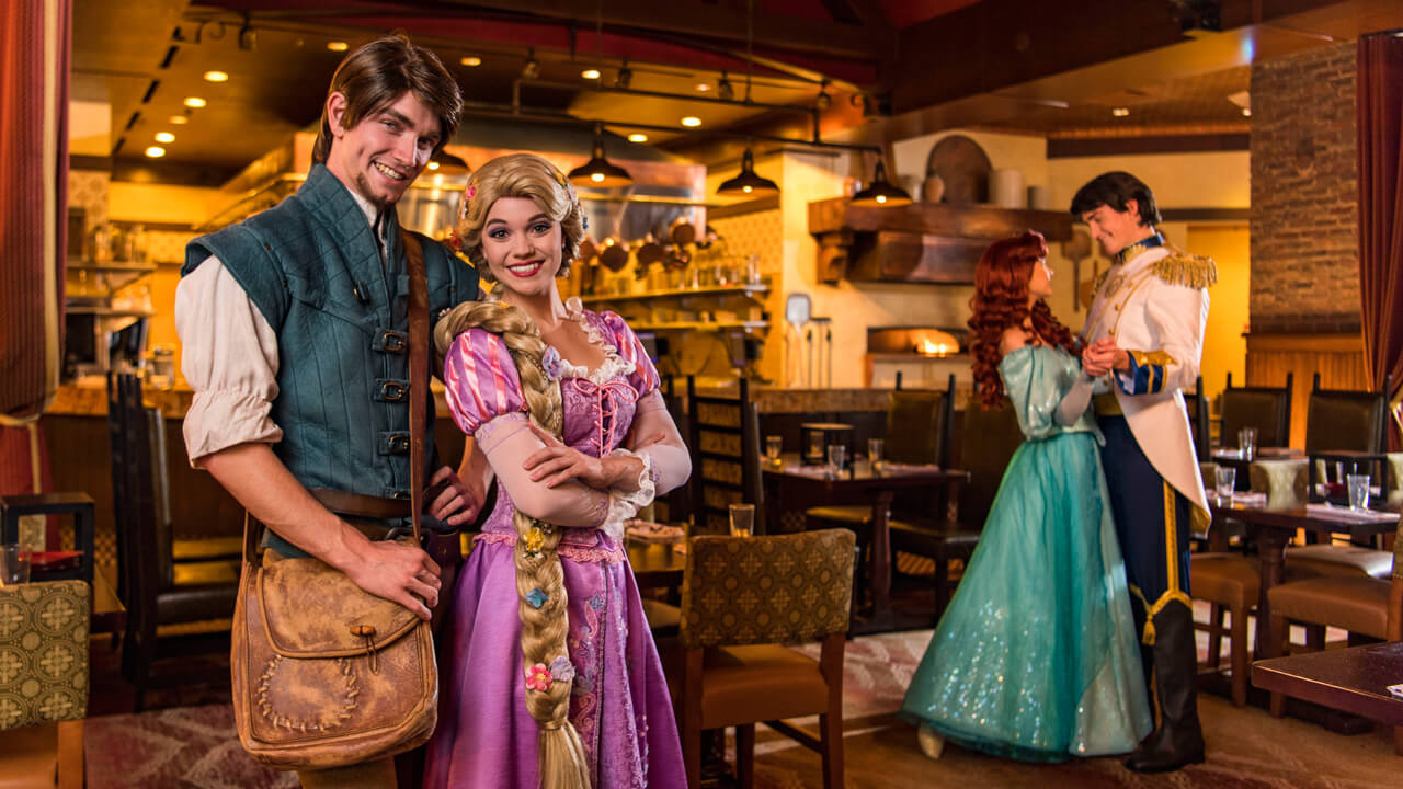 Rapunzel und Ariel Mit Prinz beim Frühstück