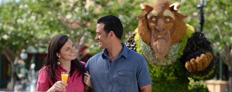 Zwei Menschen vor Biest Blumen Statue beim Flower & Garden Festival