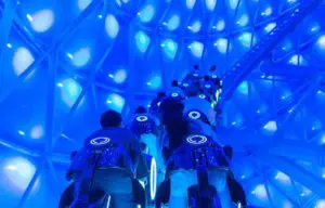 Tron Lightcycle kommt ins Magic Kingdom Tron Attraktion bei der ein Wagen über die Schienen saust